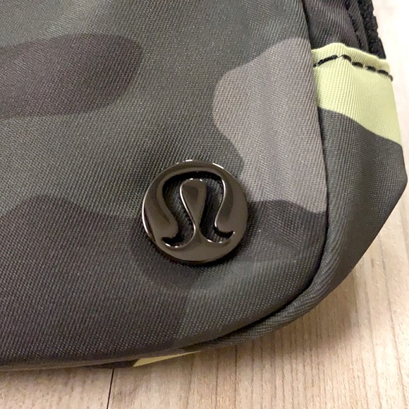 ❤️ Lululemon Original Neon Camo Everywhere Belt Bag NWT - Picture 2 of 4